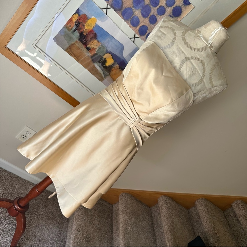 Damas Tiffany Designs Cream Satin Formal Mini Dress Gown